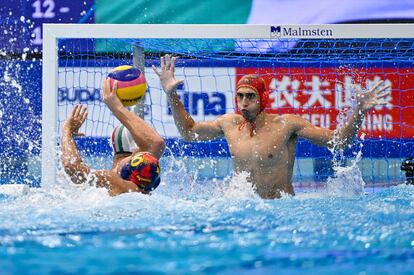 Sopron (Hungary), 25/06/2022.- Lorenzo Bruni of Italy (L) in action against Felipe Perrone Rocha (C) and goalkeeper Unai Aguirre (R) of Spain during the men's water polo Group C match of Italy vs Spain at the 19th FINA World Championships in Sopron, northwestern Hungary, 25 June 2022. (Hungría, Italia, España) EFE/EPA/Tamas Vasvari HUNGARY OUT