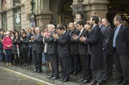 Minut de silenci a la porta del Gran Teatre del Liceu.