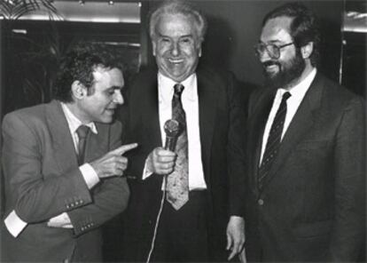 Terenci Moix, en 1986, durante la entrega del Premio Planeta, que ganó con su novela <i>No digas que fue un sueño,</i><b> con el editor José Manuel Lara (a su lado) y el finalista de ese año, Pedro Casals.</b>