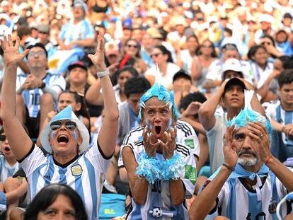 Seguidores de la selección de Argentina durante la transmisión de un partido del equipo en la plaza Francisco Seeber, en Buenos Aires.