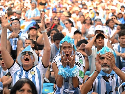 Seguidores de la selección de Argentina durante la transmisión de un partido del equipo en la plaza Francisco Seeber, en Buenos Aires.