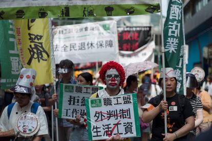 Una multitud participa en la manifestación convocada este miércoles con motivo del Día Internacional del Trabajo, en Hong Kong (China). Según los convocantes, cerca de 4.000 personas de diferentes sindicatos han participado en las protestas para exigir una mejora en las condiciones laborales de los trabajadores.