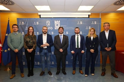 Presentación del pacto en Pinto, con el alcalde, Salomón Aguado, en el centro.