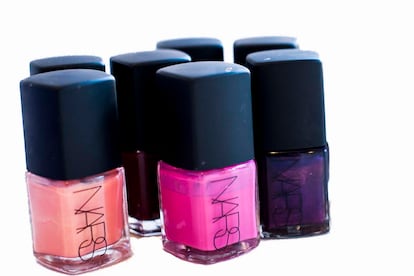 Esta primavera puedes presumir de uñas con los modelos más coloridos de la firma de cosméticos Nars. Además una de las lacas, Purple Rain, está pensada para la causa.