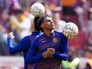 Lamine Yamal calienta antes del partido contra el Rayo Vallecano en el Camp Nou, este domingo.