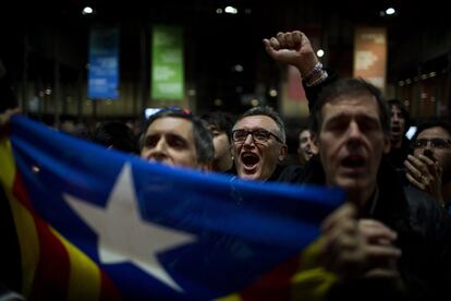 Los partidarios de la independencia celebran los resultados de una encuesta informal por la independencia de Cataluña en Barcelona