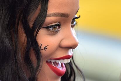 Cantante Rihanna toma su asiento durante laceremonia de clausura antes del partido final de fútbol entre Alemania y Argentina.