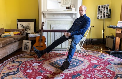 El músico Bonnie Prince Billy posa en el salón su casa-estudio de Louisville (Kentucky), espacio en el que se grabó su último disco. 