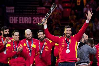 Gedeón Guardiola levanta el trofeo de la Selección tras conseguir el segundo puesto en el Europeo 2022.