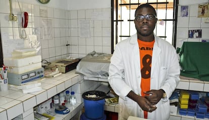 Uno de los técnicos del laboratorio del centro de salud de Bikop.