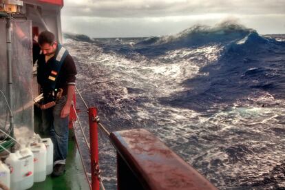 El océano es monótono hasta que se rompe la calma. La unión de los miembros de la expedición consiguió superar los muchos problemas que se presentaron. En la imagen, recogida de muestras de la roseta oceanográfica durante un temporal en el Pacífico.