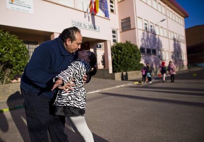 Mariano Jiménez se despide cada mañana de su hija a la puerta de su colegio, el CEIP Santa Catalina de Aranda de Duero (Burgos). La población gitana tiene un 64% de fracaso escolar, según datos de 2013. Él no obtuvo el graduado escolar. Su niña quiere llegar a la Universidad para ser maestra.