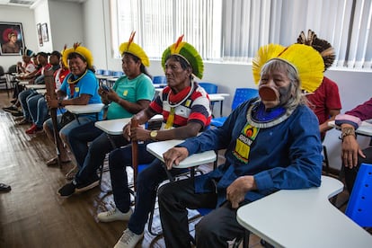 Cacique Raoni Metuktire, 93, (primero a la izquierda), figura histórica de la lucha indígena de Brasil, está sentado juntos a otros representantes de las comunidades indígenas en la sala de conferencia de la FUNAI, esperando la llegada de la nueva presidenta Joenia Wapichana.