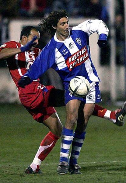 Parrado, del Alcoyano (dcha.) trata de superar la entrada de Luccin, del Atlético.