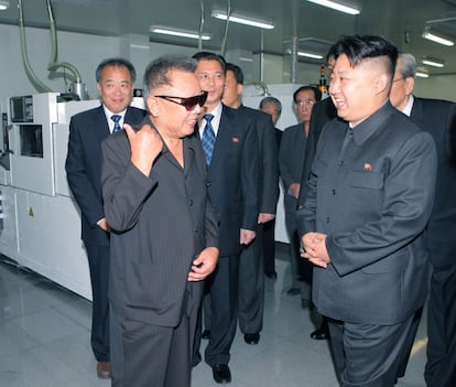 Kim Jon-il y su hijo Kim Jong-un, durante una visita a la compañía Mokran de Vídeo en Pyongyang, el pasado 11 de septiembre, en una imagen proporcionada por la agencia oficial norcoreana.