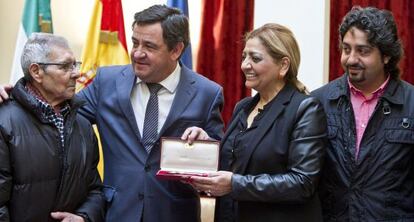De izquierda a derecha, Manuel Monje Cruz, José Loaiza, Dolores Montoya y Luis Monje, en el Ayuntamiento de San Fernando.