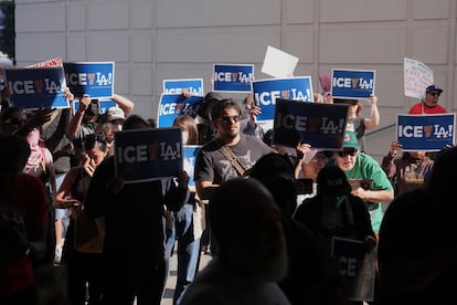 Los manifestantes sostienen pancartas con la frase 'ICE fuera de Los Ángeles'.