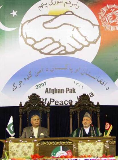 El primer ministro paquistaní, Shaukat Aziz (izquierda), y el presidente afgano, Hamid Karzai, ayer en Kabul.