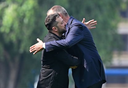 El Presidente de Ucrania, Volodimir Zelenski y el Canciller Merz se saludan a su llegada a la reunión telemática entre los líderes europeos y el Presidente estadounidense, Donald Trump, este miércoles en Berlín.