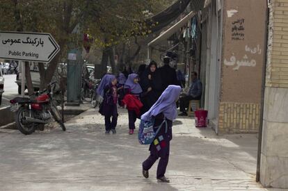 Ni&ntilde;as saliendo de un colegio en la ciudad de Yazr, en Ir&aacute;n. 