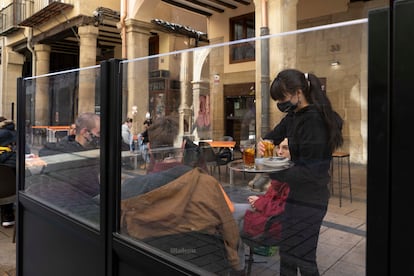 Una camarera atiende a dos clientes en Logroño el pasado domingo.