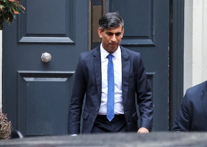 El líder del Partido Conservador, Rishi Sunak, abandona la sede de los conservadores en Londres, este viernes. 