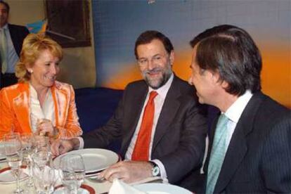 El presidente del PP y la presidenta de la Comunidad de Madrid conversan con el portavoz popular en el Ayuntamiento de Alcobendas, Ignacio García de Vinuesa.