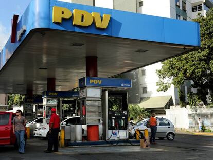 Varios clientes repostan sus veh&iacute;culos en una gasolinera de Petr&oacute;leos de Venezuela en Caracas.
