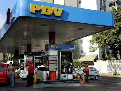 Varios clientes repostan sus veh&iacute;culos en una gasolinera de Petr&oacute;leos de Venezuela en Caracas.