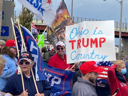 Partidários de Donald Trump esperam a chegada do democrata Joe Biden, em 30 de setembro, em Alliance (Ohio).