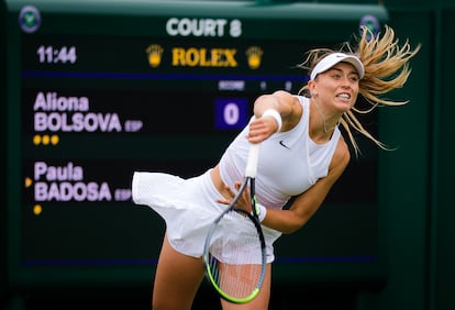 Badosa sirve durante el partido contra Bolsova.