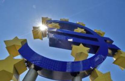 En la imagen, escultura del euro a las puertas de la sede del Banco Central Europeo (BCE) en Fráncfort. EFE/Archivo