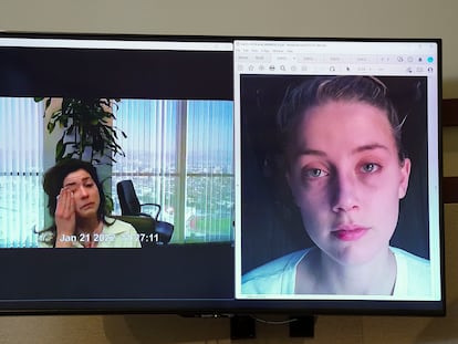 Raquel Pennington, amiga íntima de Amber Heard en la época de su relación con Johnny Depp, testifica a través de un vídeo previamente grabado acerca de la foto de la actriz que se muestra en pantalla.