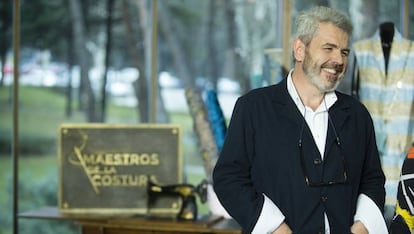 El dise&ntilde;ador Lorenzo Caprile durante la presentaci&oacute;n del programa &#039;Maestros de la costura&#039; en Madrid.