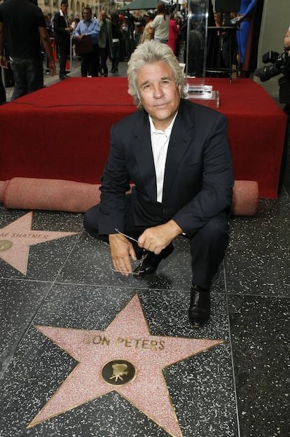 Jon Peters, recibiendo su estrella en el Paseo de la Fama el 1 de mayo de 2007.