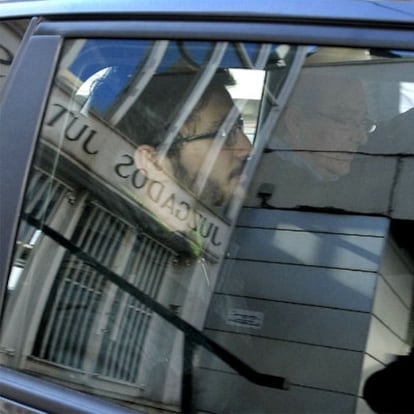 El ex monaguillo en el interior de un coche a la salida del juzgado.