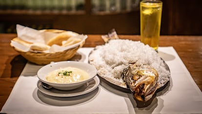 Róbalo a la sal con mayonesa tártara, en el bar El Bosque.