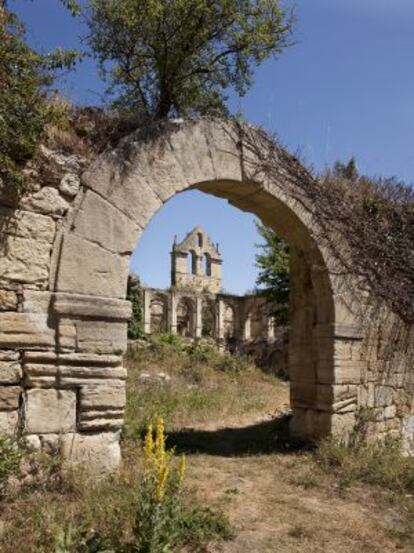 Entrada al monasterio de Santa María de Rioseco, en Burgos.