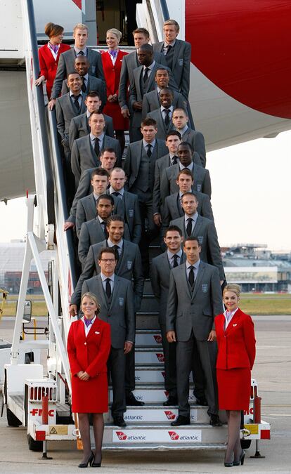 La selección inglesa, comandada por Fabio Capello, en las escalerillas del avión que les lleva a Sudáfrica. Inglaterra, bajo la férrea disciplina de Capello, está liderada en el terreno de juego por el delantero Rooney y en el medio por Gerrard y Lampard.