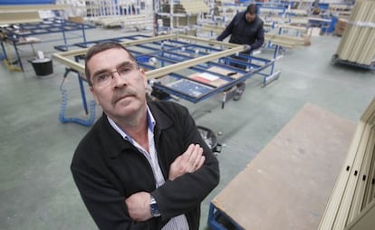 Antonio Castro Pimentel in his window factory.