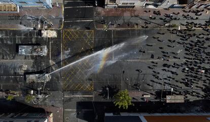 Un vehículo de la policía equipado con un cañón de agua intenta dispersar a los manifestantes, en Valparaiso (Chile), el 26 de octubre.