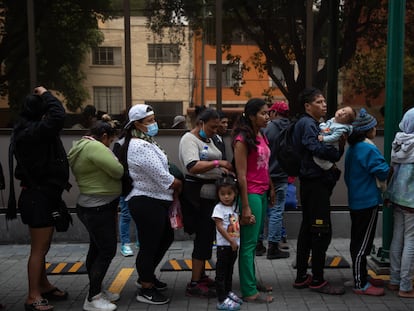 Migrantes centroamericanos se manifiestan en la sede del Instituto Nacional de Migración (INM) para regularizar su situación en el país, el lunes, en Ciudad de México.