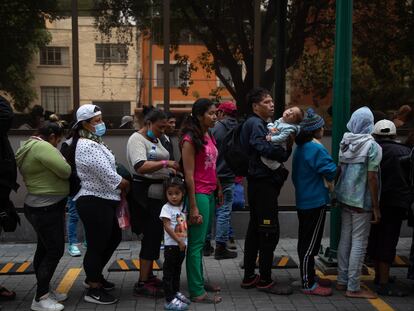 Migrantes centroamericanos se manifiestan en la sede del Instituto Nacional de Migración (INM) para regularizar su situación en el país, el lunes, en Ciudad de México.