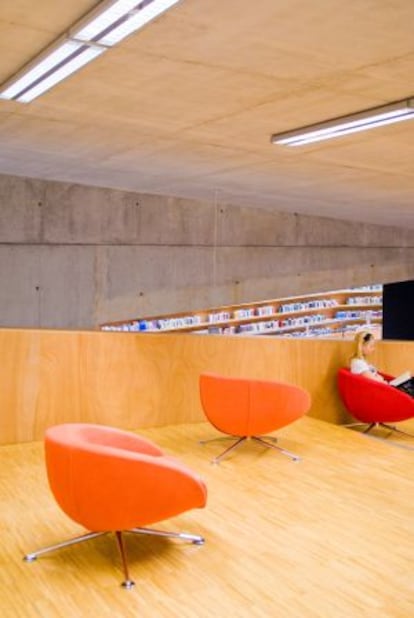 Interior de la biblioteca Municipal Miguel Delibes en Sant Vicent del Raspeig.