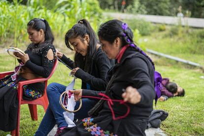 Antonia Sántiz López (derecha) borda junto a sus hijas en Tenejapa, Chiapas, el 30 de junio de 2021.