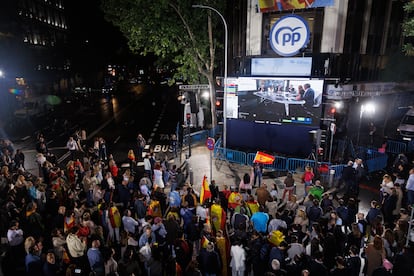 Decenas de simpatizantes del Partido Popular celebran en la calle el seguimiento de la jornada electoral en la sede nacional del PP, a 28 de mayo de 2023, en Madrid.