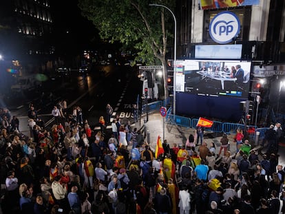 Decenas de simpatizantes del Partido Popular celebran en la calle el seguimiento de la jornada electoral en la sede nacional del PP, a 28 de mayo de 2023, en Madrid.