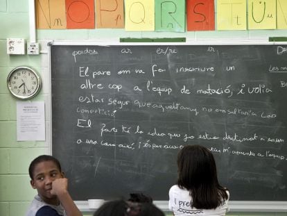 Alumnos de la Escola Rafael Alberti de Llefi&agrave; de Badalona (Barcelona).