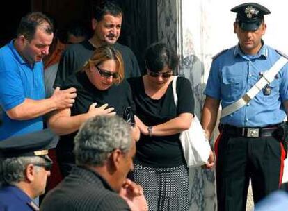 Familiares de los hermanos Francesco y Marco Pergola, tras su funeral ayer en Siderno.