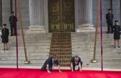 Preparativos para la coronación en el exterior del Congreso.